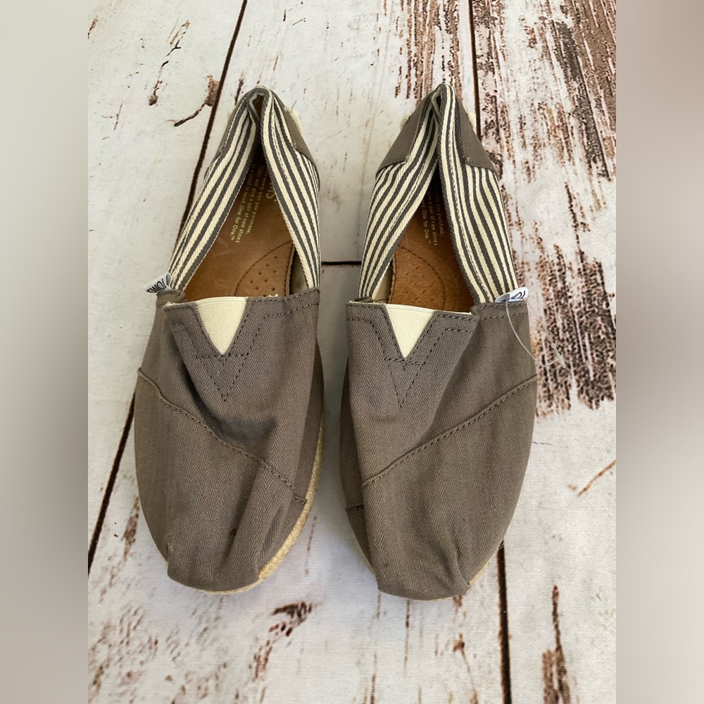 NWOT TOMS DISTRESSED GRAY AND CREAM STRIPPED ESPADRILLE STYLE SLIP ON SHOES